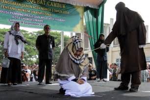 sep 12 adulterous indonesian couple receive 100 lashes in first caning since 2006