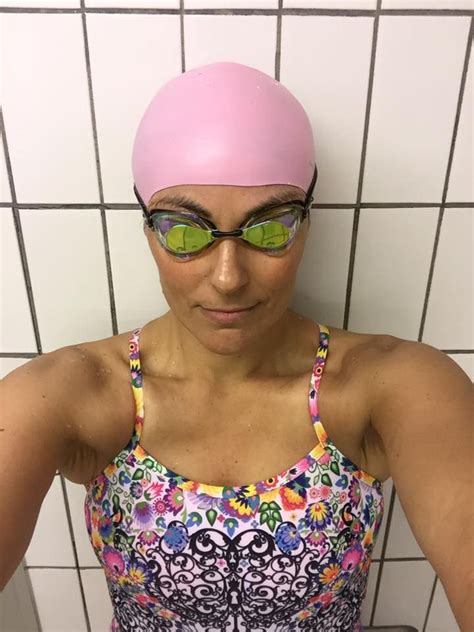 Pin By Alexandra Falk On Swimming Woman Swimcap Swimming Women Swim