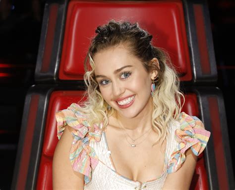 miley cyrus wore a ren faire inspired dress on the voice and we say
