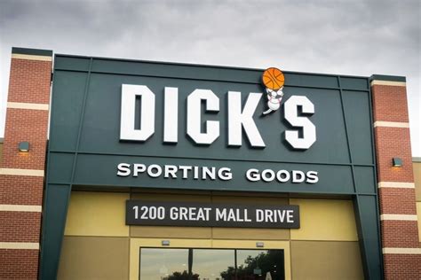 dick s sporting goods says its digital sales surged 194 in the fiscal q2