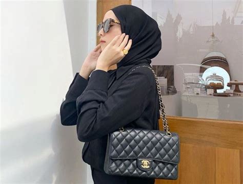 deretan gaya hijab hitam elegan ala amelia elle fashionable banget