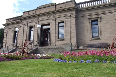 laurie bidwell dundee library service wins library   year award