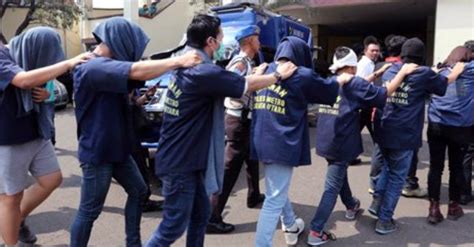 indonesia jakarta police arrest 141 men in raid on gay