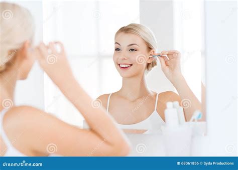 kobiety cleaning ucho z bawełnianym mopem przy łazienką zdjęcie stock