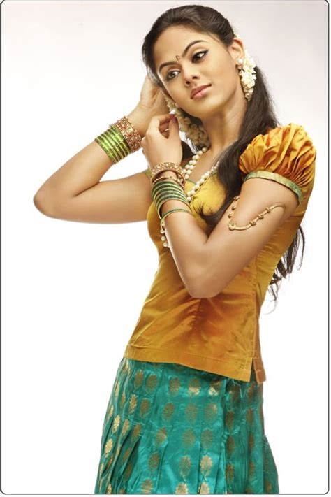 indian celebrity sexy girls karthika nair hot in saree images