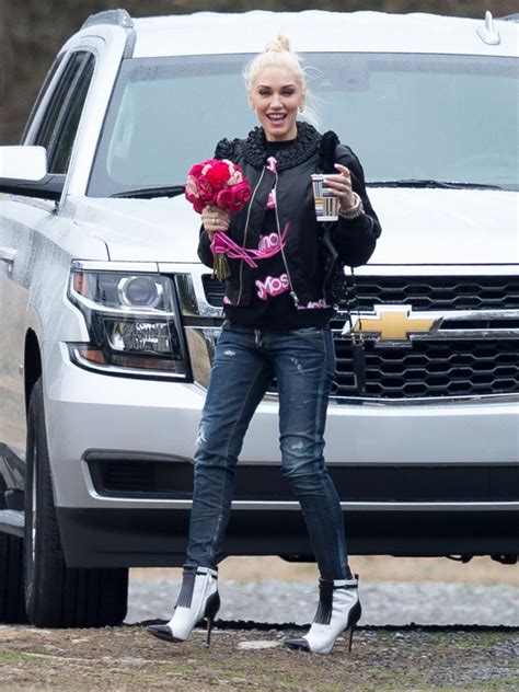 [pic] Gwen Stefani Catches Bouquet At Wedding Are She