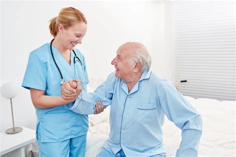 Weibliche Pflegekraft Hilft Senior Beim Aufstehen Stockfoto Bild Von