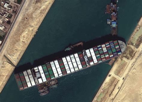 autoridade egípcia espera remover em breve navio encalhado no canal de