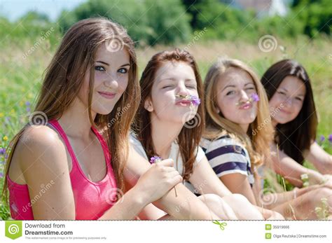 Cuatro Mujeres Jovenes Sonrientes Bastante Felices Que Se