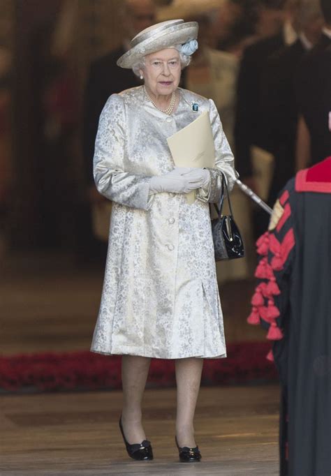 queen elizabeths  iconic style moments royal fashion