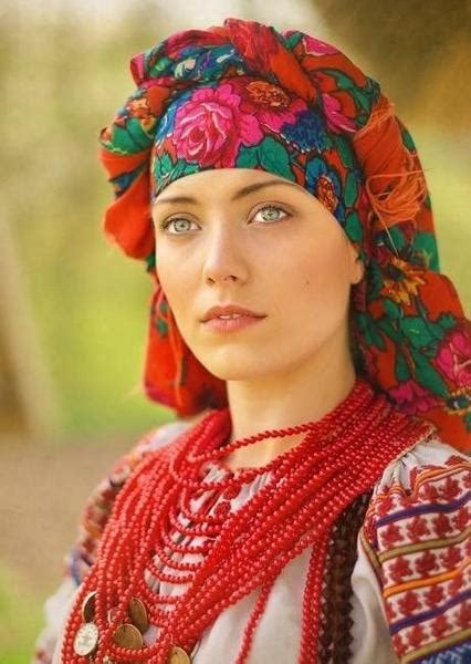 Пишна коса плетений символ дівочої української краси