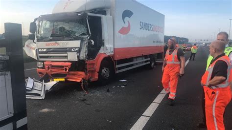 ongeluk met vrachtwagens op  leidt tot verkeerschaos omroep gelderland
