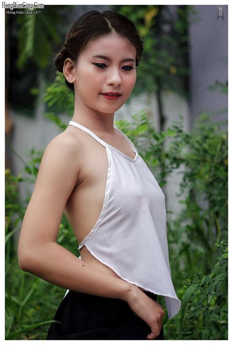 Bộ ảnh Chụp Lén Em áo Yếm Trắng Vếu To Bên Ao Sen Teen Lộ Hàng Ảnh