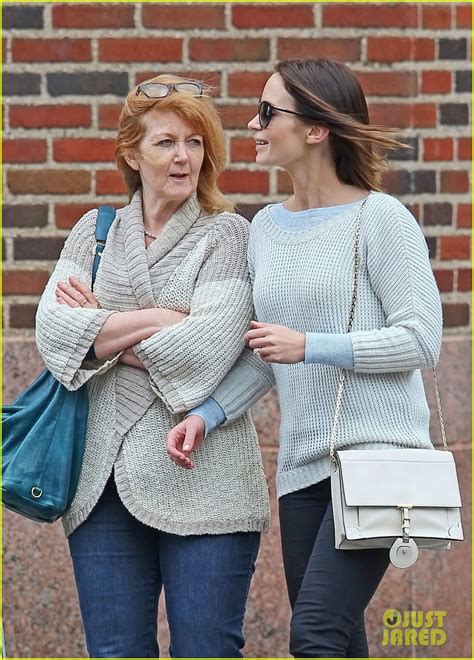 emily blunt and mom joanna wednesday walk photo 2659852 emily blunt pictures just jared