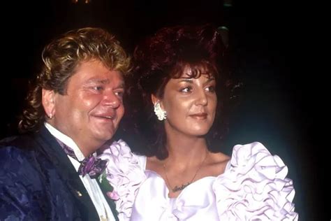 de scheidingspapieren lagen al klaar maar toch blikt rachel hazes terug op haar trouwdag met andre