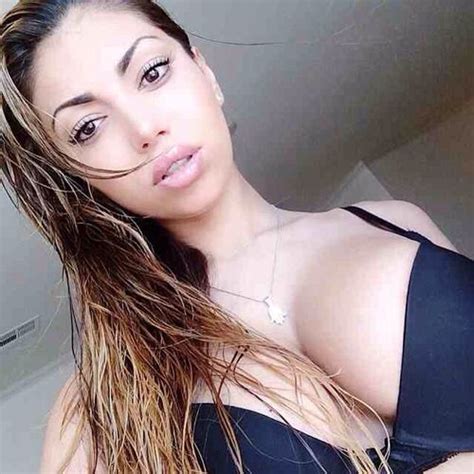 exotic beauty cleavage boobs bignaturals bra selfie exotic latina exotic women