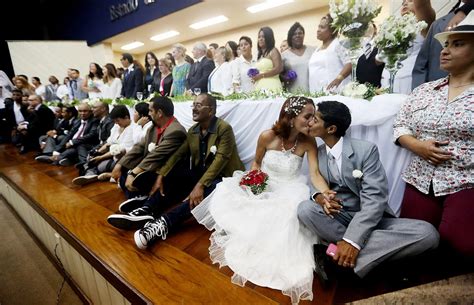 130 Couples Brazil Holds World S Largest Mass Gay Wedding