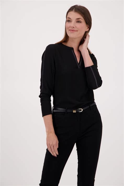 zwarte blouse met  hals van claude arielle