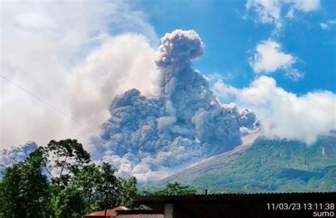 Indonesias Merapi Volcano Erupts Spews Hot Cloud Reuters