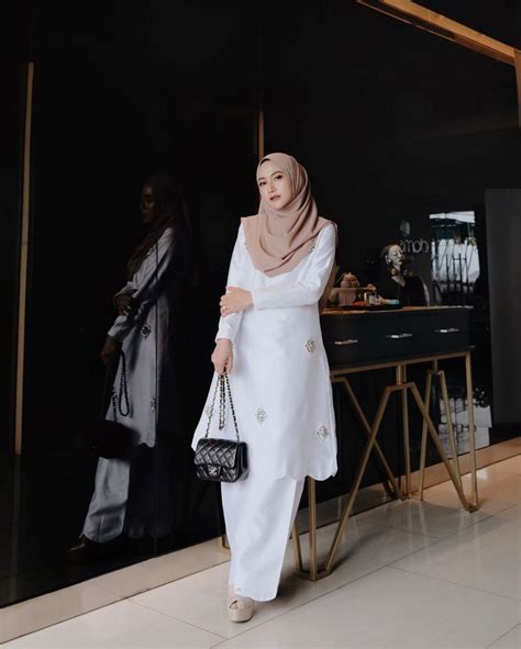 10 style hijab kondangan dengan dress putih simple tapi anggun banget