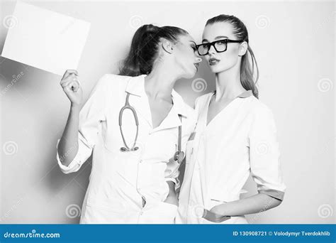 Doctores De Las Mujeres Que Van A Besarse En Los Labios Atractivos