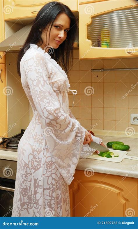 donna sexy che cucina nella cucina immagine stock free download nude