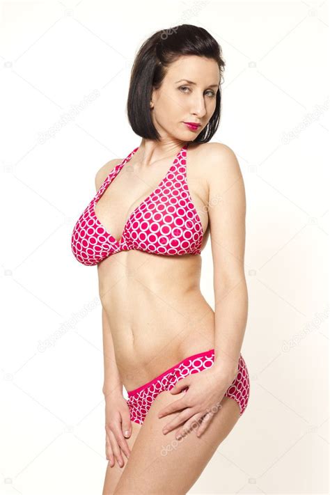 mooie pinup vrouw met grote borsten in roze bikini op