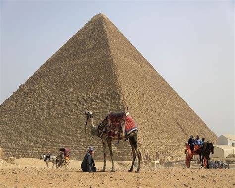 Egypt Probes Couple For Posing Nude On Pyramid