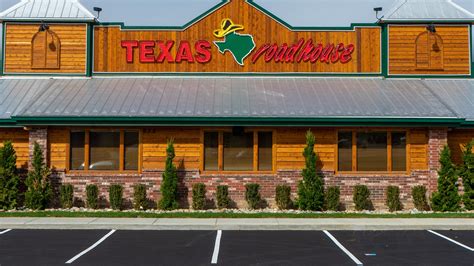 big crowds expected  texas roadhouse opens monday