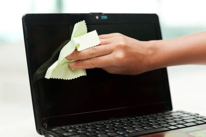 cleaning  laptop screen insightful chain  solutions  tech lovers