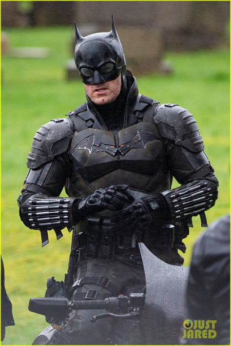 the batman set photos reveal closer look at new batsuit