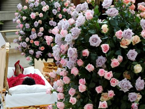 aretha franklin honoured like a queen as she lies in state