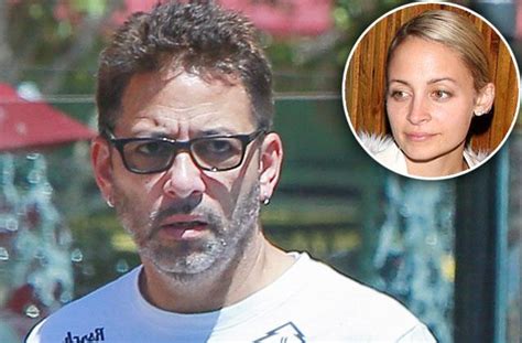 millionaire nicole richie s biological dad scraping by