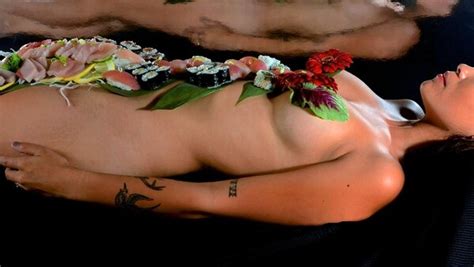 nyotaimori el arte de comer sushi sobre personas desnudas infobae