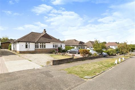 bed bungalow  sale  linden avenue east grinstead west sussex