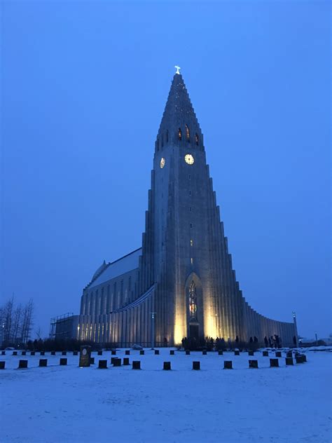 church  downtown reykjavik  snow starts falling  christmas eve