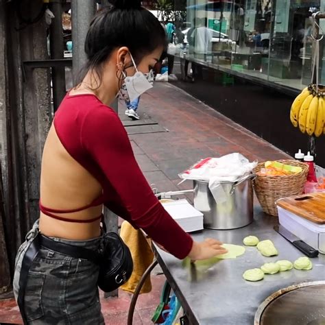 The Most Popular Roti Lady In Bangkok Pancake Banana Awesome