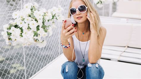 Desktop Wallpaper Blonde Girl Model Sunglasses Listening Music Hd
