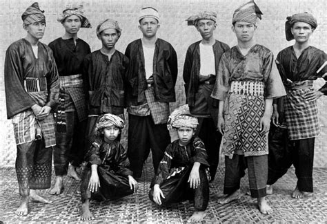 file collectie tropenmuseum poserende minangkabause mannen tmnr 10005045 wikimedia commons