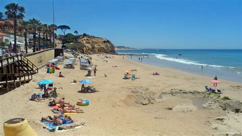 Praia Dos Olhos De Água Em Albufeira No Algarve Que Tem Nascentes