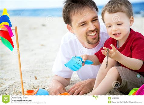 Padre E Hijo Que Se Divierten En La Playa Foto De Archivo Imagen De