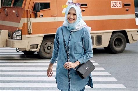 adem banget tiru 5 ide outfit hijab biru ala indah nada