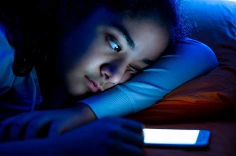 How Bad Is It To Fall Asleep While Looking At Your Phone The Healthy