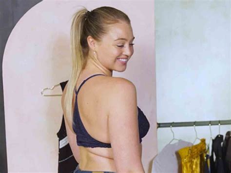 Iskra Lawrence Modeled 7 Poses That Show Instagram Is