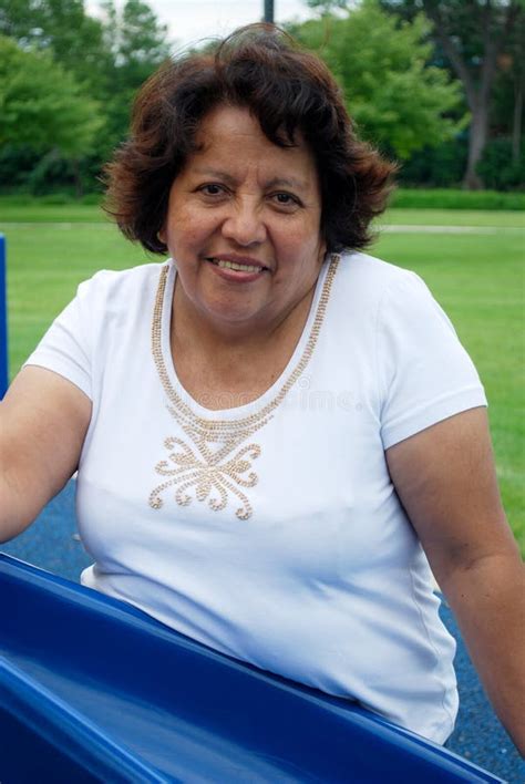 spaanse vrouw  haar jaren  stock foto image  glimlachen guatemalaans