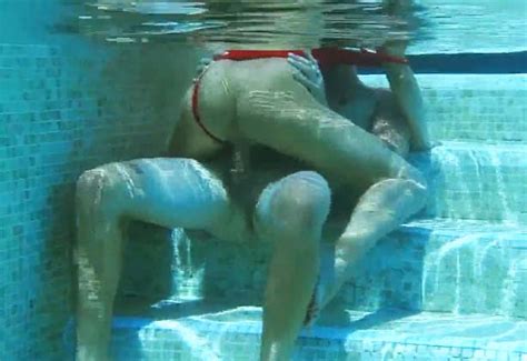 sexo en la piscina porno español