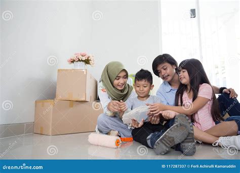 family choosing color paint    house stock image image