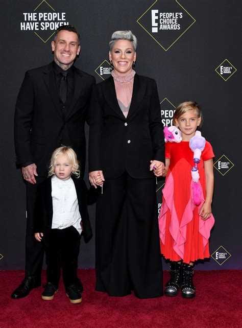pink brings family    red carpet   peoples choice awards     adorable