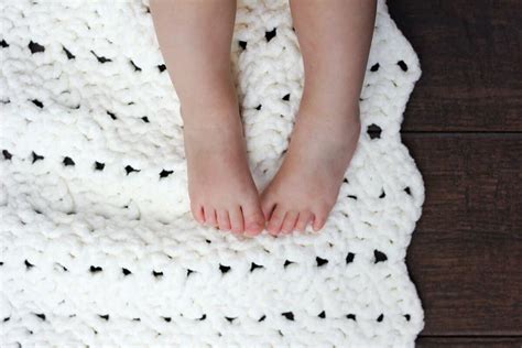 easy crochet baby blanket  pattern   crew