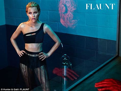 Elizabeth Banks Jokes About Her Sexy And Surreal Flaunt